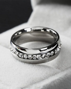 anillo color plata brillantes alianza