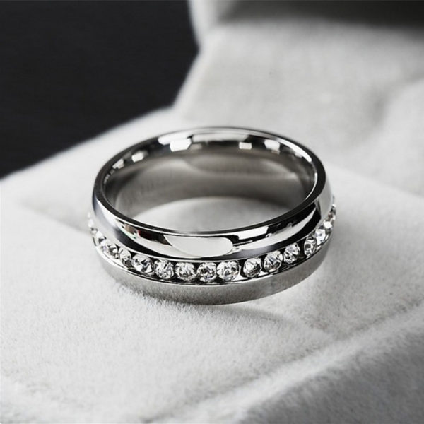 anillo color plata brillantes alianza
