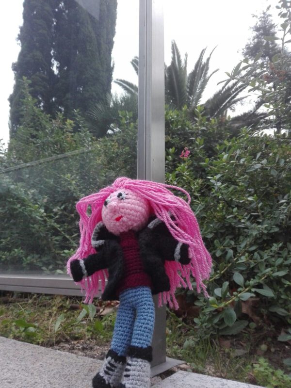 muñeca punto pelo rosa